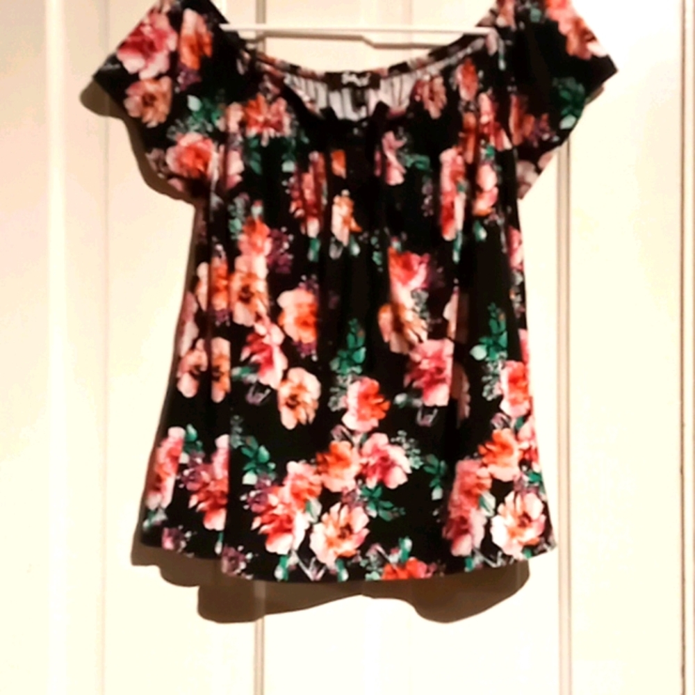 Short sleeve T with criss-cross tie detail